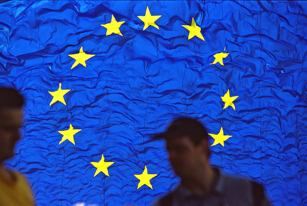 Kaksi ihmistä EU-lipun edessä