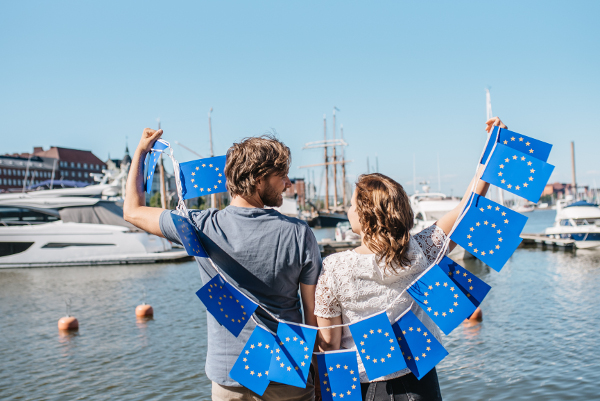 Miehellä ja naisella on EU-lippunauha käsissään