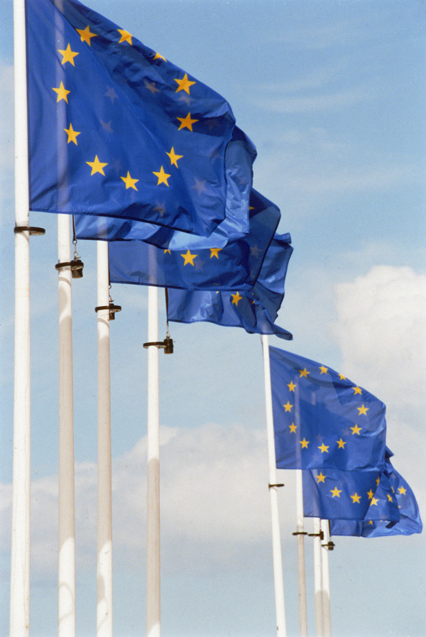 EU-lippuja lipputangoissa