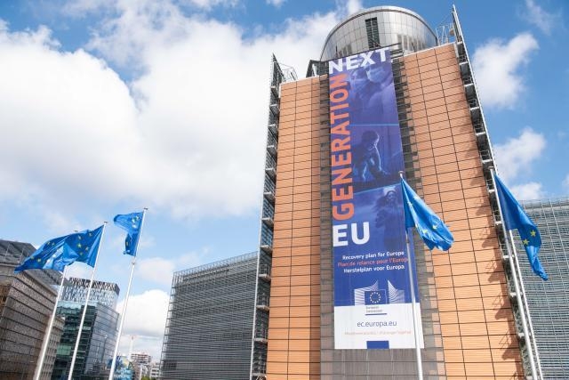 Suuri NextGenerationEU-juliste Berlaymont-rakennuksen seinällä Brysselissä