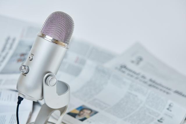 Mikrofoni ja sanomalehtiä