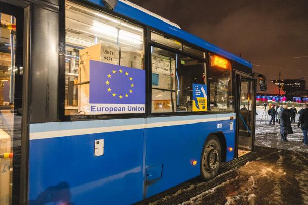 Koulubusseja Ukrainaan - Suomi lähetti ensimmäiset 5 linja-autoa matkaan
