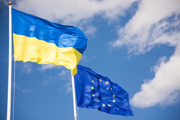 EU:n ja Ukrainan liput