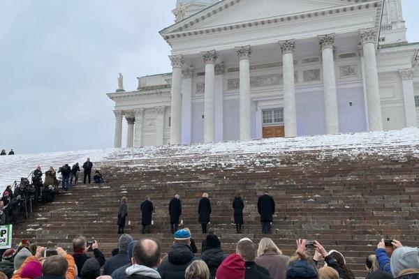 Helsingin Senaatintorilla järjestetty sodan uhrien muistotilaisuus 24.2.2023